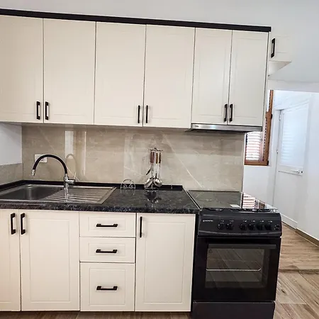 2-bedroom Apartment, 5 Min To Sea
