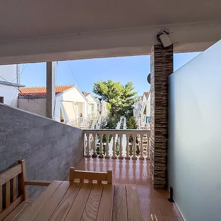 2-bedroom Apartment, 5 Min To Sea דירה