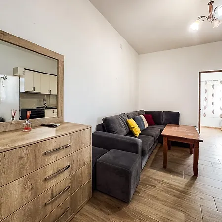 2-bedroom Apartment, 5 Min To Sea *