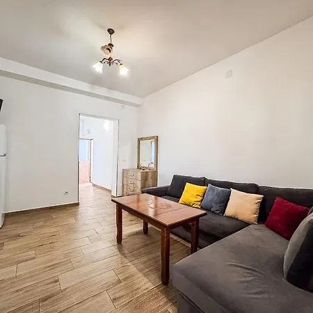 2-bedroom Apartment, 5 Min To Sea דירה *