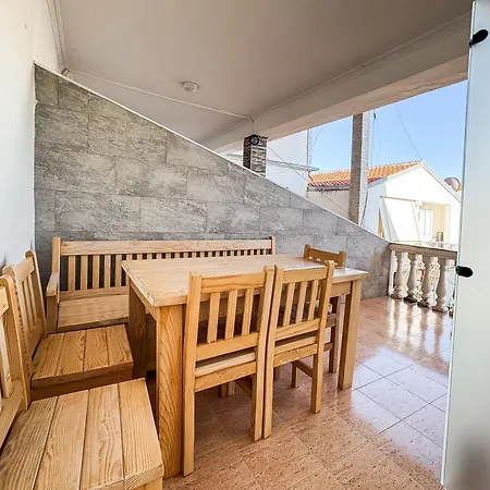 2-bedroom Apartment, 5 Min To Sea דירה